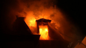 Dachhstuhl brennt lichterloh - Feuer in Idar-Oberstein