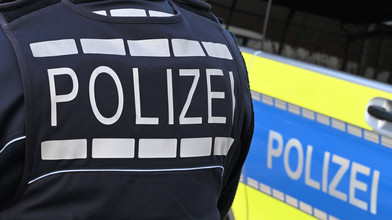Ohne Begleitung: 17-Jähriger fährt unter Alkohol gegen Baum