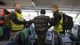 Ausreisepflichtige Ausländer: Poseck kündigt weitere Abschiebeflüge an