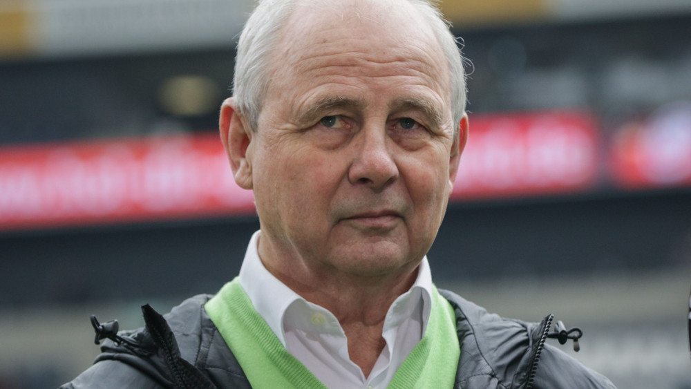 Nun wird eine Tribüne im Frankfurter Stadion nach der verstorbenen Vereinslegende Bernd Hölzenbein benannt.