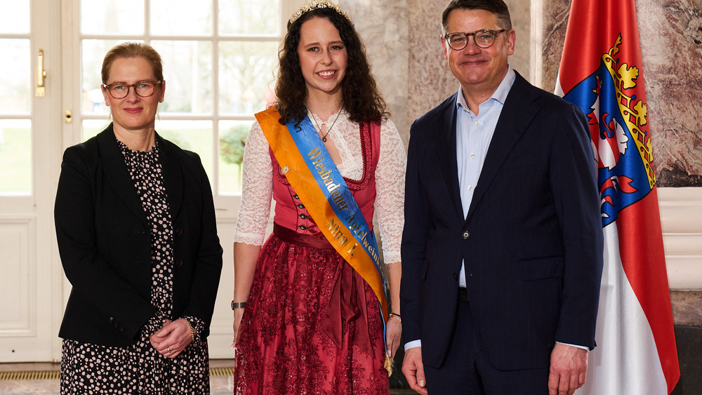Ministerpräsident Boris Rhein empfängt gemeinsam mit seiner Frau Tanja Raab-Rhein die Wiesbadener Apfelweinkönigin Nina I. im Wiesbadener Schloss Biebrich