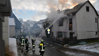 Brennendes Haus in Bad Endbach: Menschen mit Drehleiter gerettet