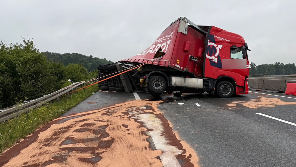 Der umgestürzte Laster versperrt mehrere Spuren der A5.
