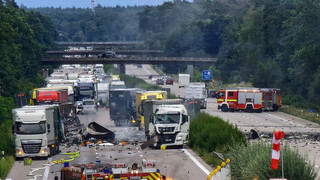 Nach schwerem Unfall mit Explosionen auf A2 - Zwei Tote geborgen