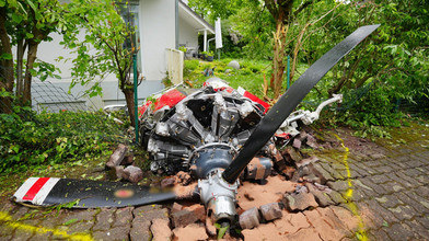Absturz in Limburgerhof - Flieger kracht in Wohngebiet
