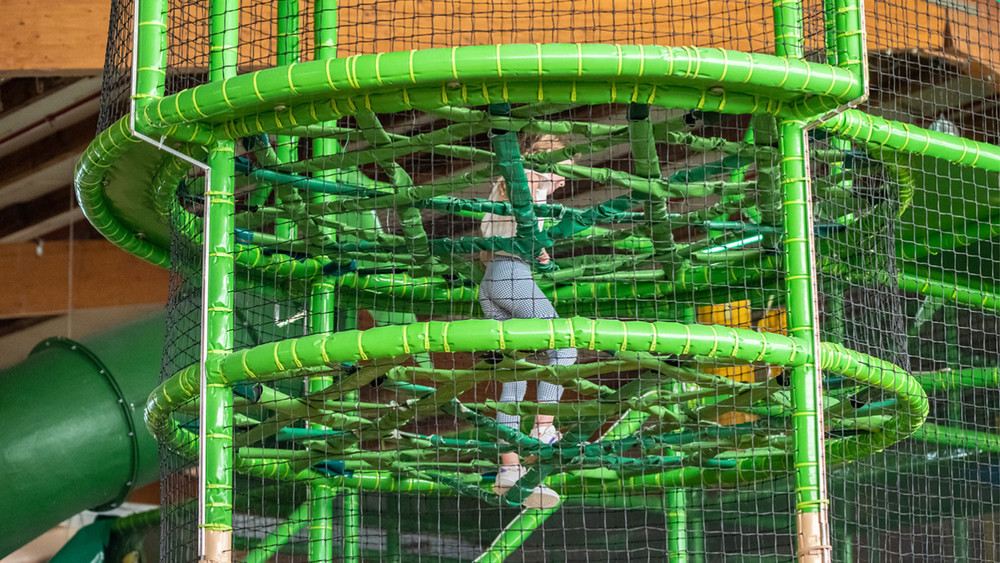 Indoorspielplätze in Hessen: Ein Kletternetz im Powerplay Mörlenbach.