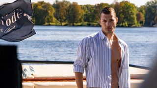 Perfekt im Motto: Tony glänzt beim 50er-Jahre-Shooting