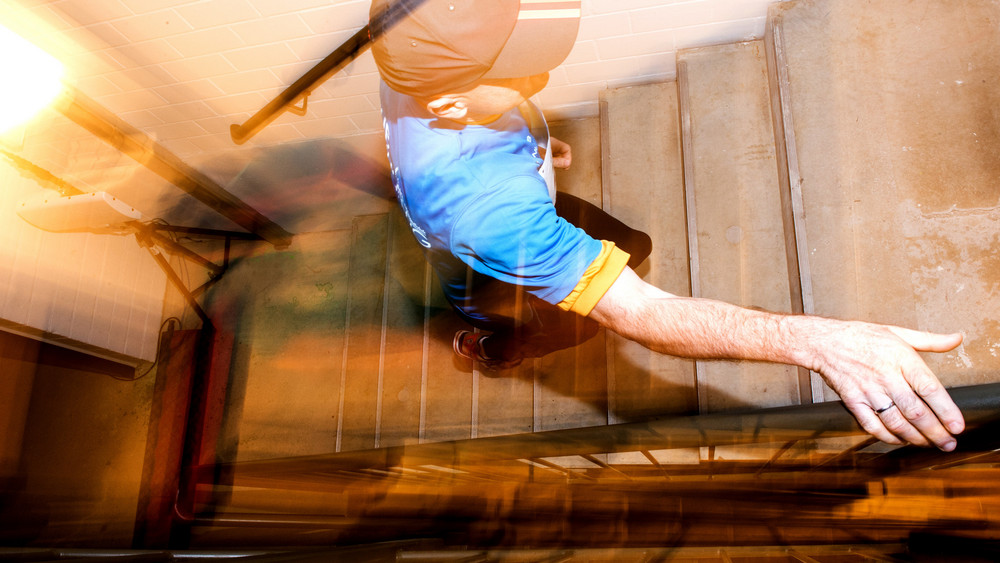 Ein Teilnehmer eines Treppenlaufs erklimmt die ersten Stufen (Symbolbild).