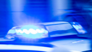 Unfall bei Einsatzfahrt: 22-Jährige rammt Polizeiauto
