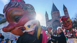 Mainzer Rosenmontagszug lockt tausende Jecken an