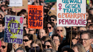 Tausende bei Demo gegen digitale sexuelle Gewalt in Berlin