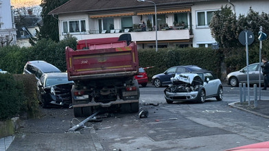 Wiesbaden: Schwerer Lkw-Unfall - 7 Autos beschädigt