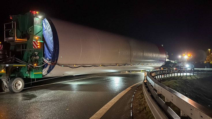 Autobahn zu eng: Windkraft-Transport rückwärts auf A60