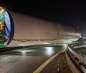 Autobahn zu eng: Windkraft-Transport rückwärts auf A60