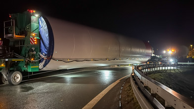 Autobahn zu eng: Windkraft-Transport rückwärts auf A60