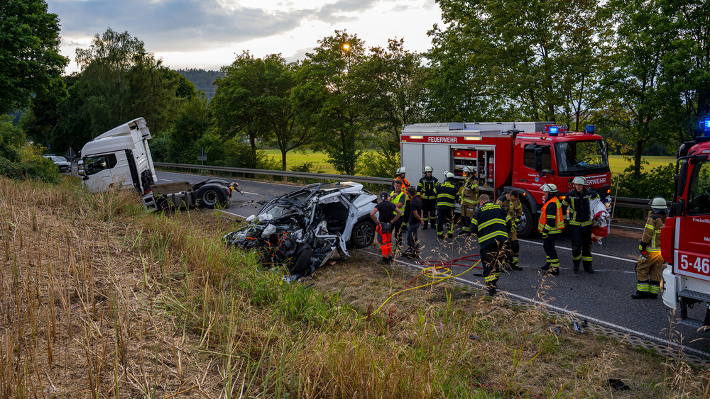 Die B83 musste für die Bergungsarbeiten voll gesperrt werden.