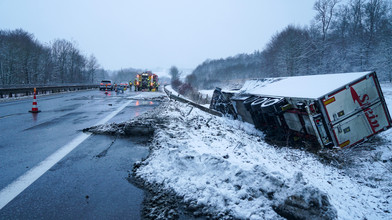 Schnee sorgt für Probleme: 7 LKW-Unfälle auf A66 Schlüchtern