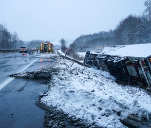 Schnee sorgt für Probleme: 7 LKW-Unfälle auf A66 Schlüchtern