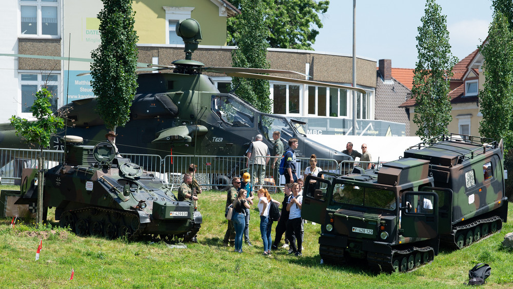 Die Bundeswehr zeigt beim 59. Hessentag in Bad Hersfeld 2019 auf dem Gelände Fahrzeuge und Hubschrauber