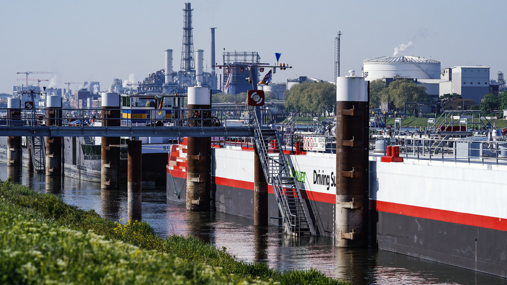 Transportschiffe ankern am Rhein vor dem Werksgelände des Chemiekonzerns BASF