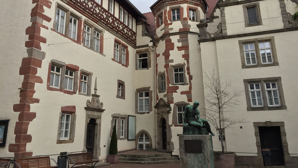 Das Bad Hersfelder Rathaus. Die Stadt teilt mit, dass der Marktplatz voraussichtlich bis Freitag wegen Markierungsarbeiten gesperrt sein wird. 