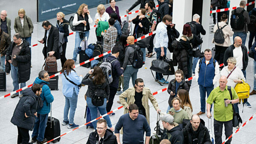 Am Frankfurter Flughafen müssen sich die Passagiere auf längere Wartezeiten einstellen.