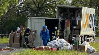 Gießen: Umgekippter LKW hat Desinfektionsmittel geladen