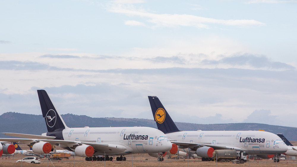 Zwei Airbus A380 von Lufthansa sind während der Corona-Pandemie auf dem Flughafen Teruel abgestellt 