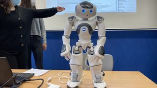 Schüler programmieren im Unterricht Roboter