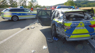 LKW kracht in Polizeiauto auf der A44 bei Kassel - Polizisten verletzt