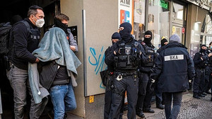 Bedroht, belagert, bankrott: Opfer von Schutzgelderpressung packt aus