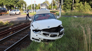 Auto kracht in Mannheim in Straßenbahn: Frau leicht verletzt