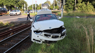 Auto kracht in Mannheim in Straßenbahn: Frau leicht verletzt