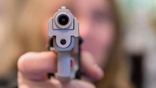 Neuberg: Mann schießt mit Schreckschusswaffe auf Busfahrer