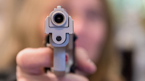 Neuberg: Mann schießt mit Schreckschusswaffe auf Busfahrer