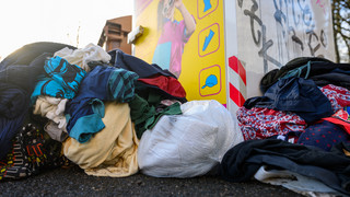 Städte kämpfen gegen Müllberge rund um Altkleider-Container