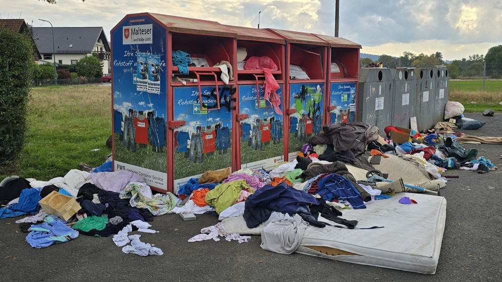 Bis hin zur Doppelmatratze: Unglaublich, was vor den Containern abgelegt wird. Das Foto hatte Bürgermeister Dominik Brasch bei Facebook veröffentlicht, um auf das Problem aufmerksam zu machen.