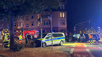 Vier Verletzte bei Kollision mit Polizeiwagen in Frankfurt