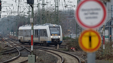 Rote Ampel ignoriert: Auto kollidiert am Bahnübergang in Kle