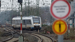 Rote Ampel ignoriert: Auto kollidiert am Bahnübergang in Kle