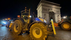 Französische Landwirte umzingeln Paris mit Traktoren aus Protest gegen EU-Mercosur-Abkommen
