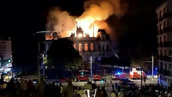 Historisches Rathaus von Limoges steht bei Protesten in Frankreich in Flammen