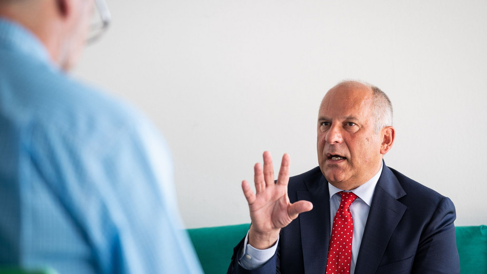 Innenminister Poseck auf dem Grünen Sofa in Wiesbaden
