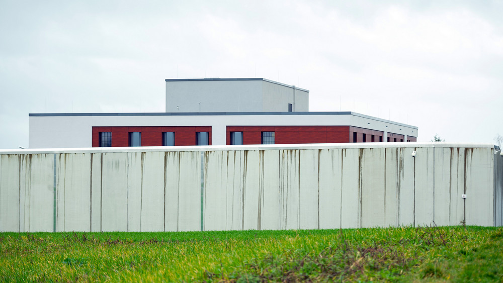 Die Forensische Psychiatrie Hadamar ist von einer hohen Mauer umgeben. Der Mann war über das Dach der Klinik geflohen.