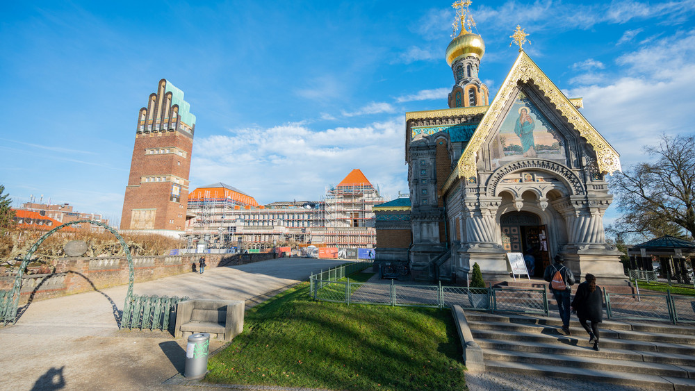 Der Hochzeitsturm (links), das Ausstellungsgebäude Mathildenhöhe (mittig) und die Russische Orthodoxe Kirche der heiligen Maria Magdalena (rechts) stehen auf der höchsten Erhebung der Darmstädter Innenstadt. 