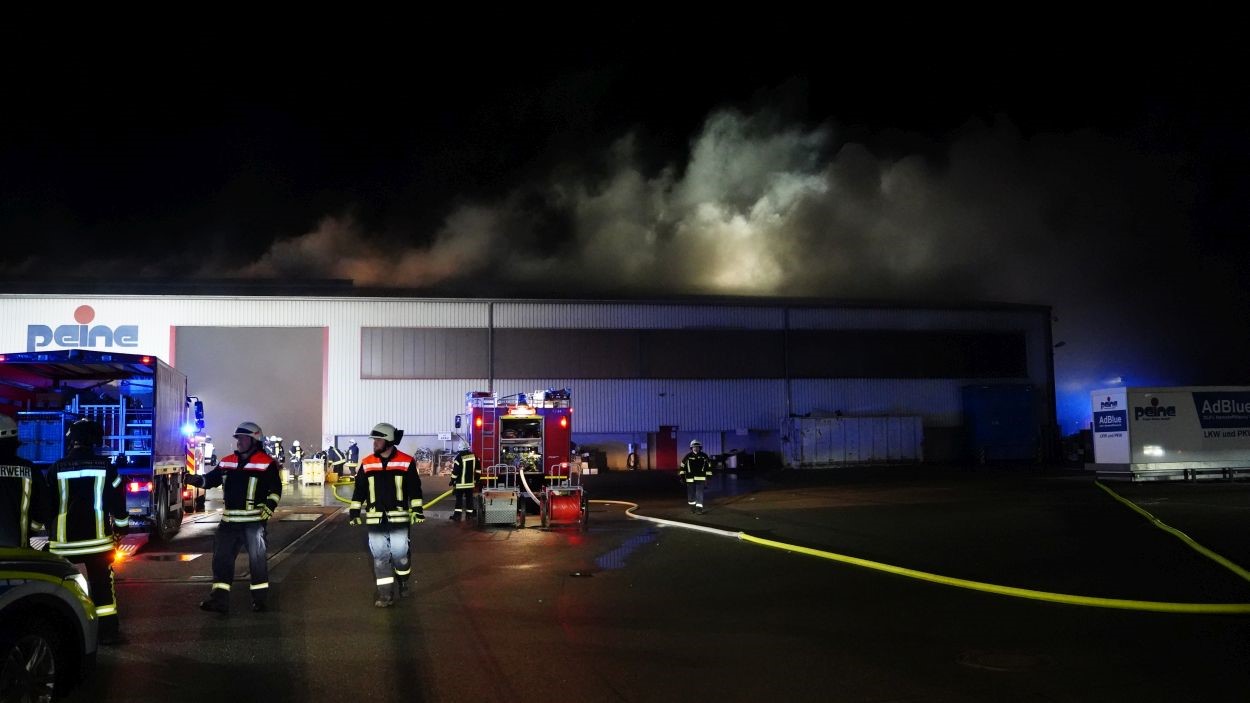 Feuer in Mengeringhausen: Müll bei Entsorgungsfirma in Flammen
