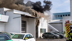 Millionenschaden in Neu-Isenburg: Kfz-Werkstatt in Flammen