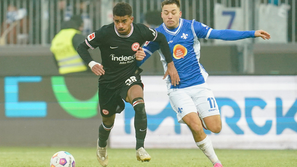 Eintracht-Torschütze Ansgar Knauff (l) und Lilien-Torschütze Julian Justvan kämpfen um den Ball.