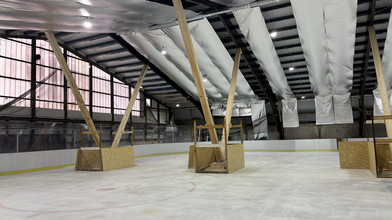 Balken stützen Dach: Eishalle Wabern könnte heute öffnen