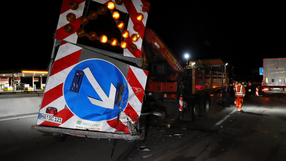 In diese mobile, blinkende Baustellen-Absperrwand ist ein Lkw auf der A6 gekracht